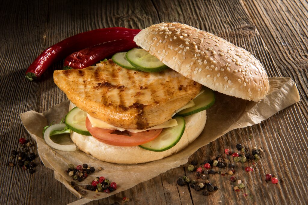 Domowy burger z grillowanym kurczakiem