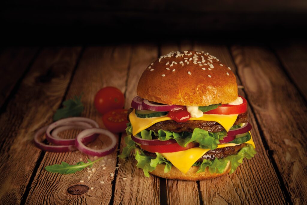 Hamburger drobiowy z serem cheddar