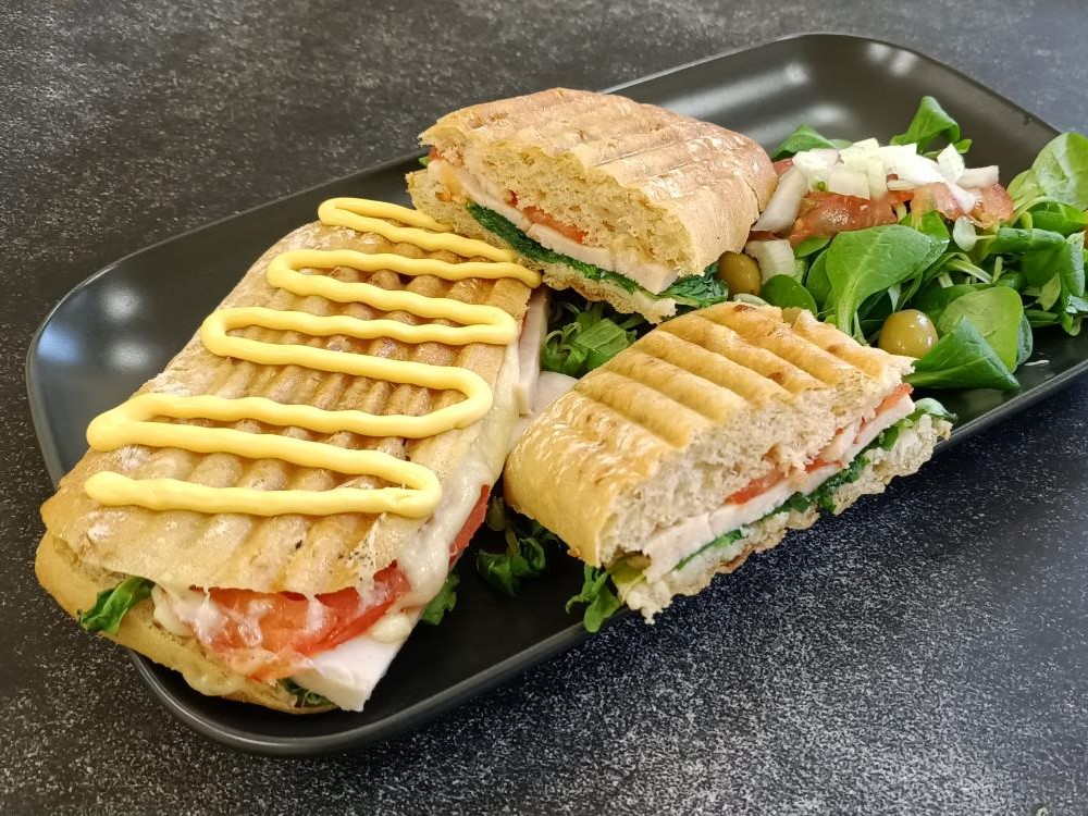 Włoskie panini z serem i szynką
